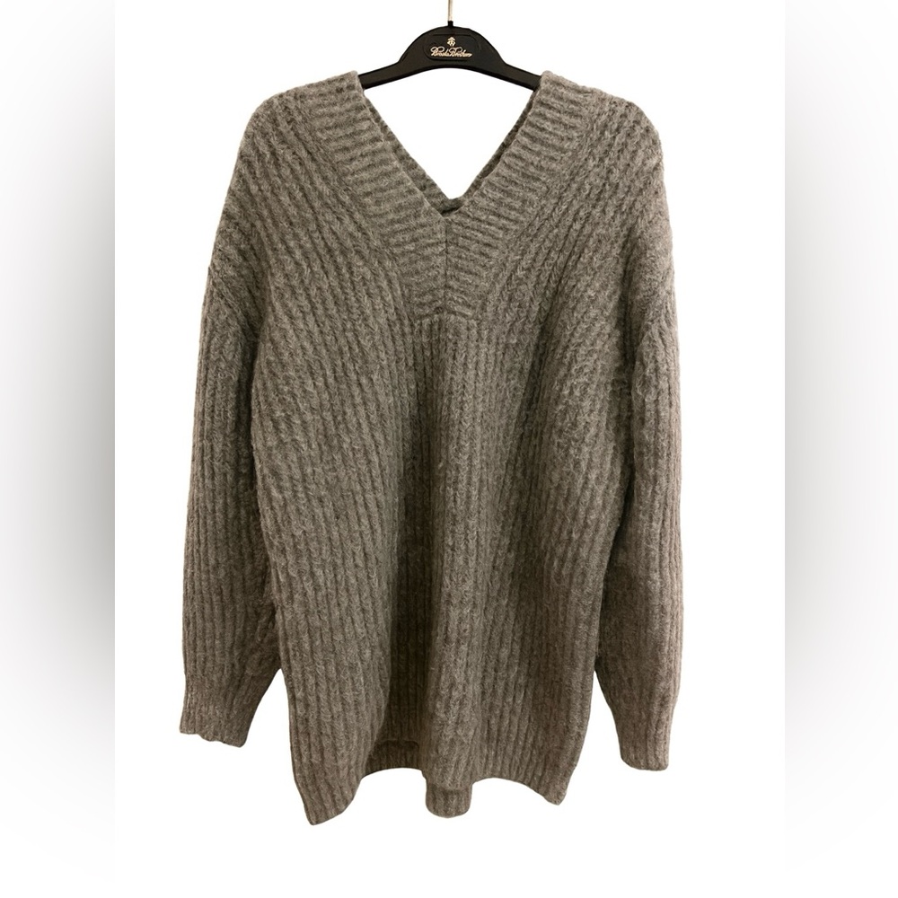 Cozy Ribbed Knit V-Neck Sweater – Soft Grey, Oversized Fit Size M